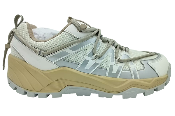 How to choose the right outdoor shoes to avoid foot fatigue during long hikes?