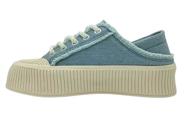 How to show personality and comfort through breathable slip-on casual shoes in summer?